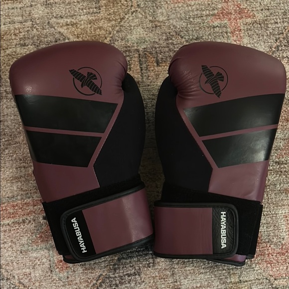 Hayabusa Boxing Gloves Size Medium - Picture 1 of 3